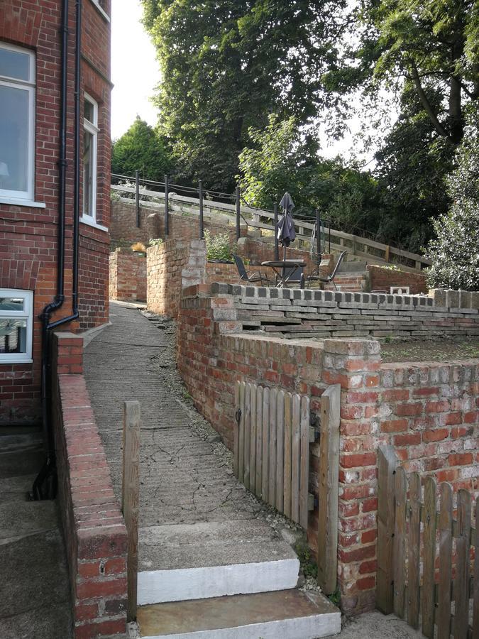 Bed and Breakfast The Grove Whitby Exterior foto